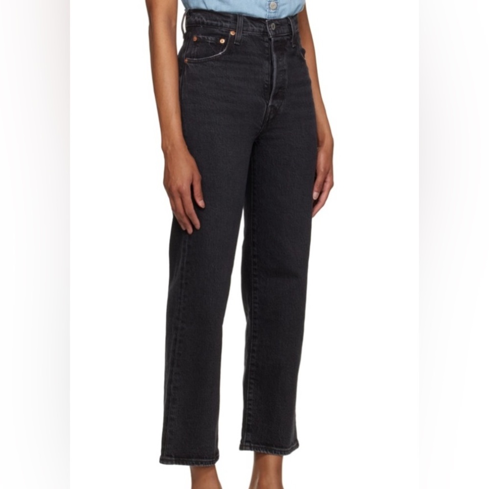 LEVI'S
Black Ribcage Jeans🌟
Women’s size 24